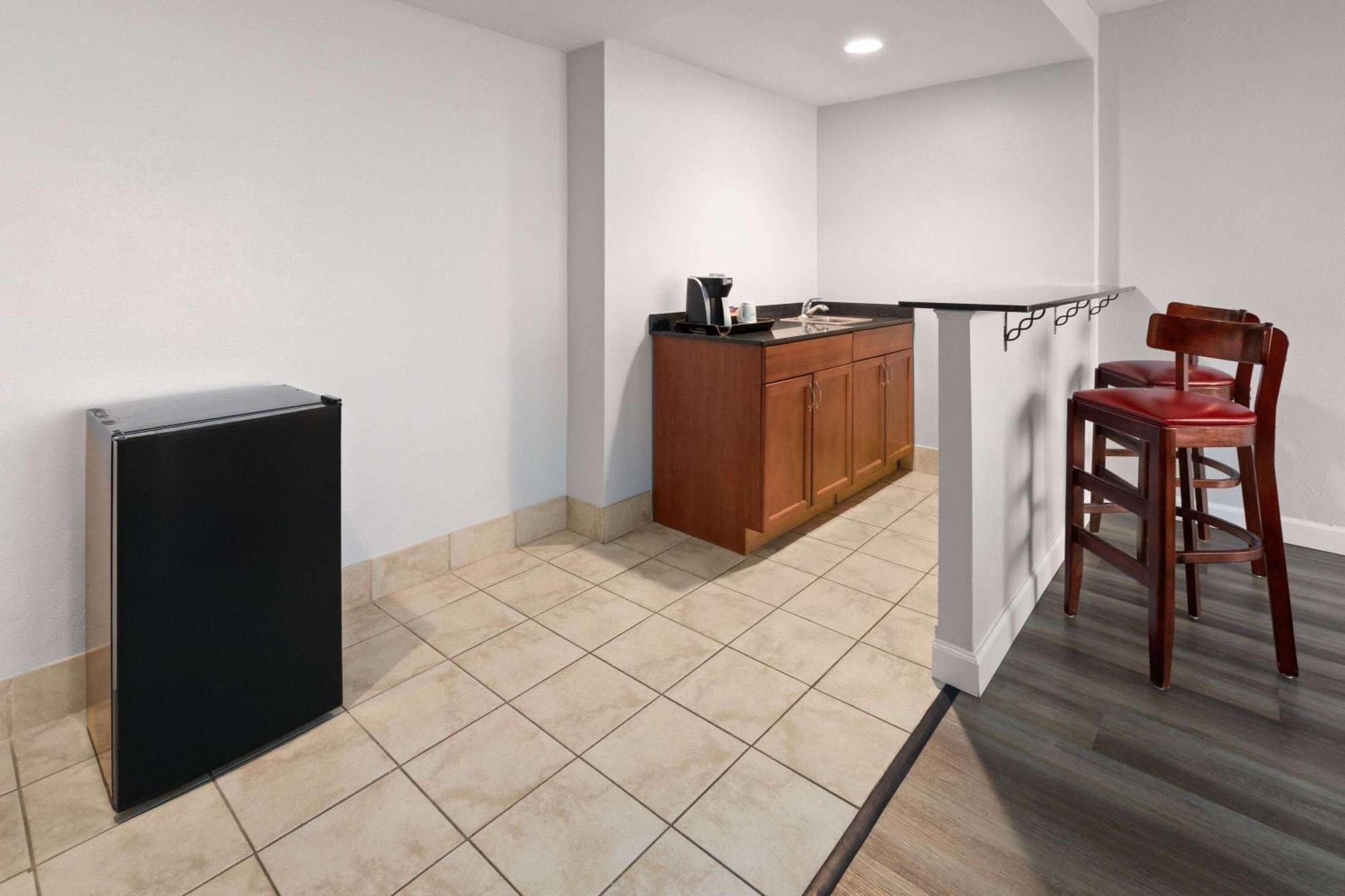 Wyndham Garden Norfolk Downtown Hotel Bagian luar foto