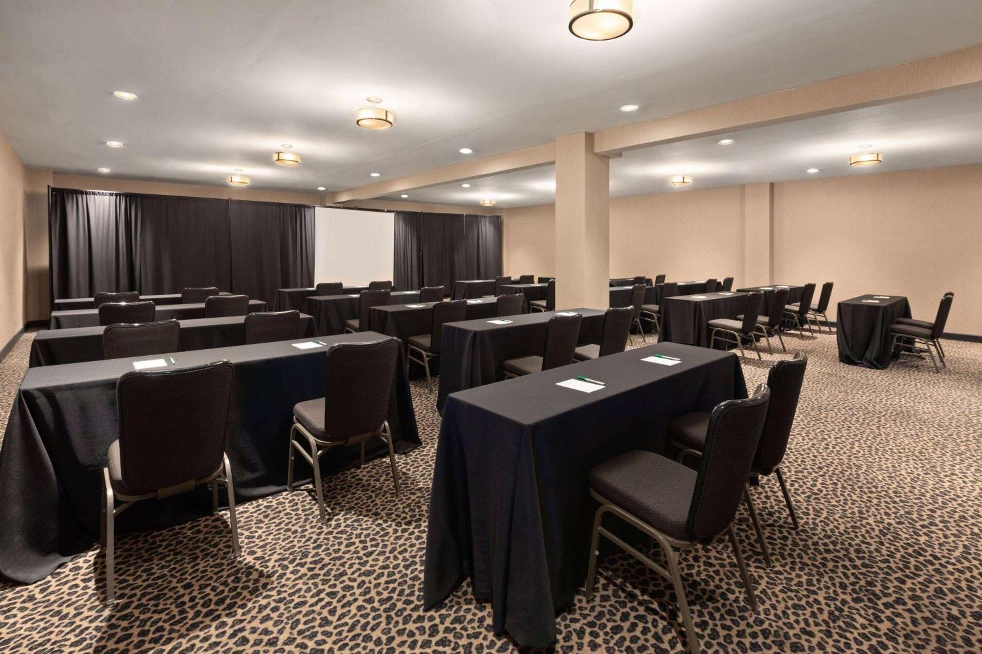 Wyndham Garden Norfolk Downtown Hotel Bagian luar foto