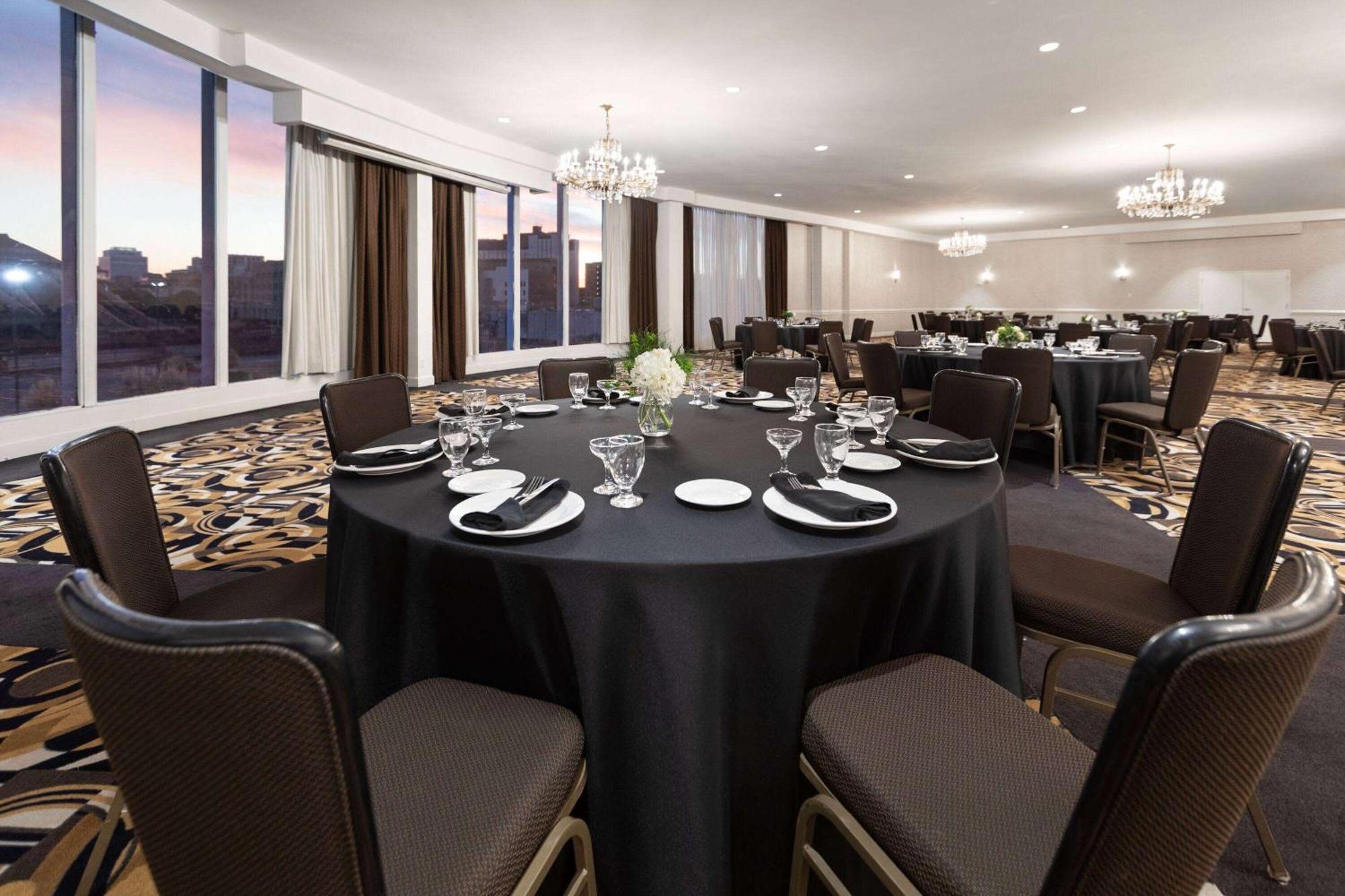 Wyndham Garden Norfolk Downtown Hotel Bagian luar foto