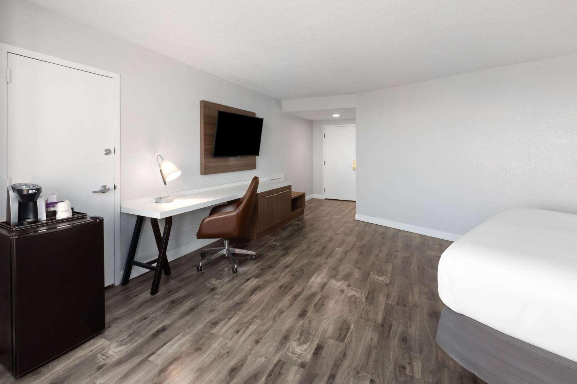Wyndham Garden Norfolk Downtown Hotel Bagian luar foto