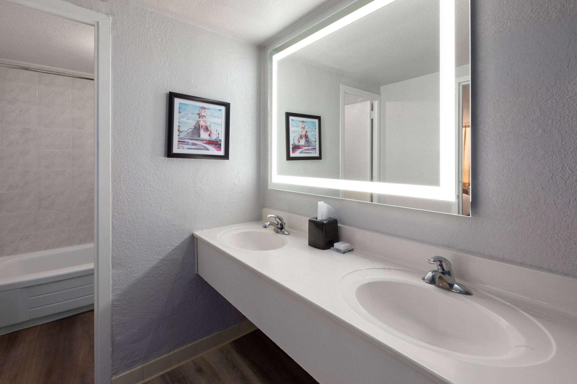 Wyndham Garden Norfolk Downtown Hotel Bagian luar foto