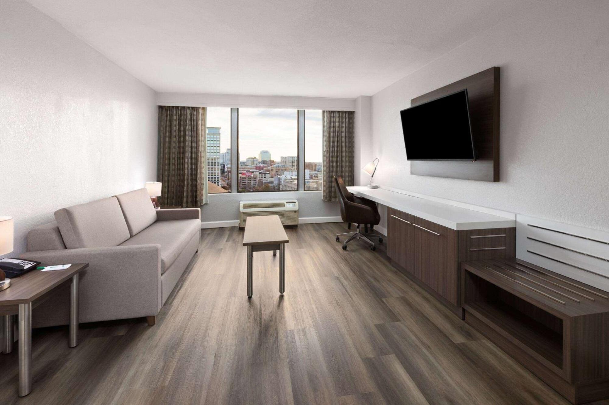 Wyndham Garden Norfolk Downtown Hotel Bagian luar foto