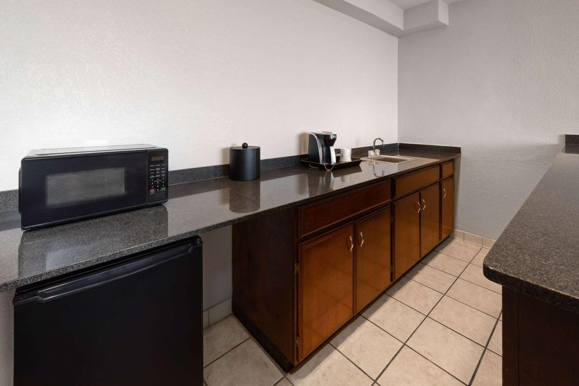 Wyndham Garden Norfolk Downtown Hotel Bagian luar foto