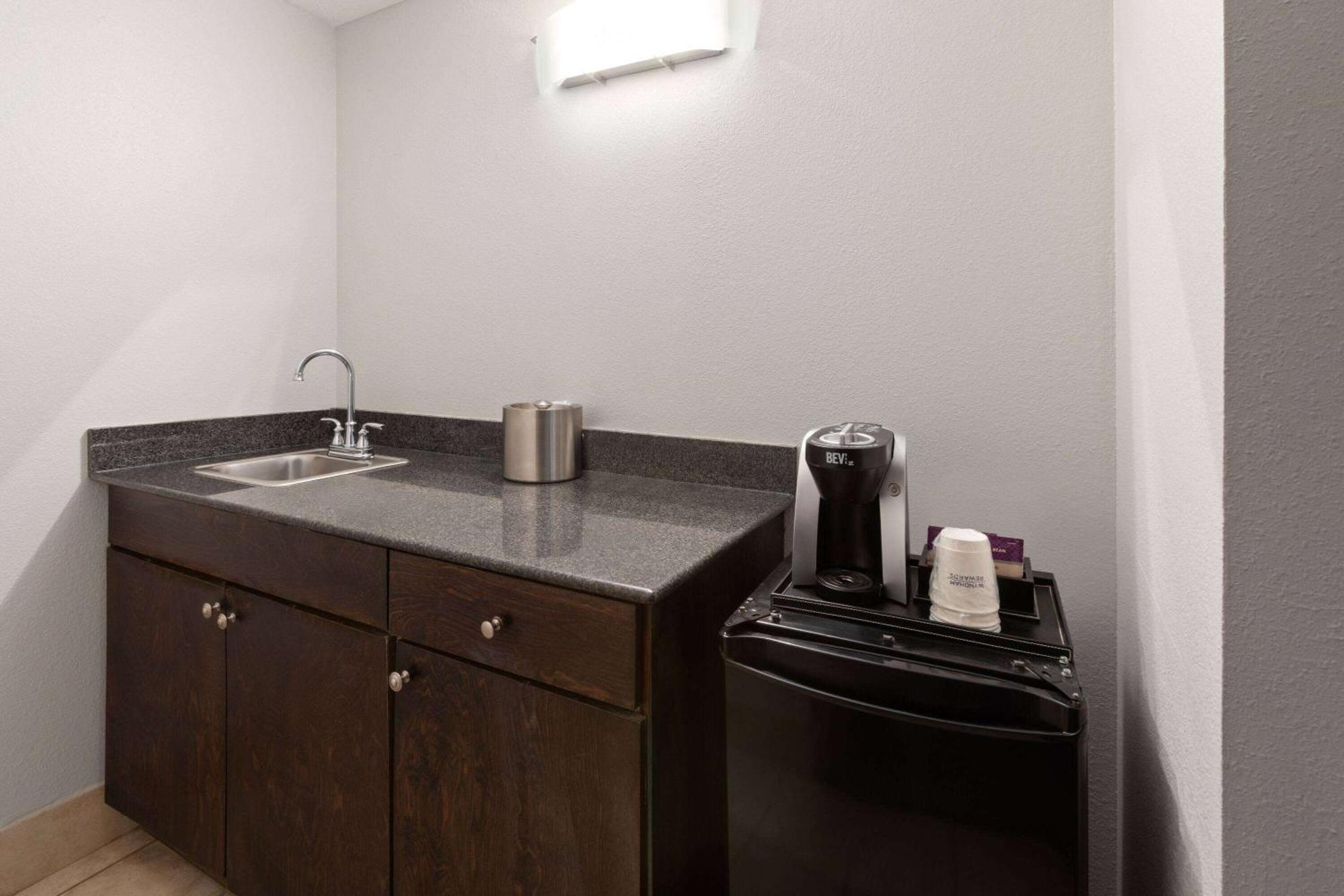 Wyndham Garden Norfolk Downtown Hotel Bagian luar foto