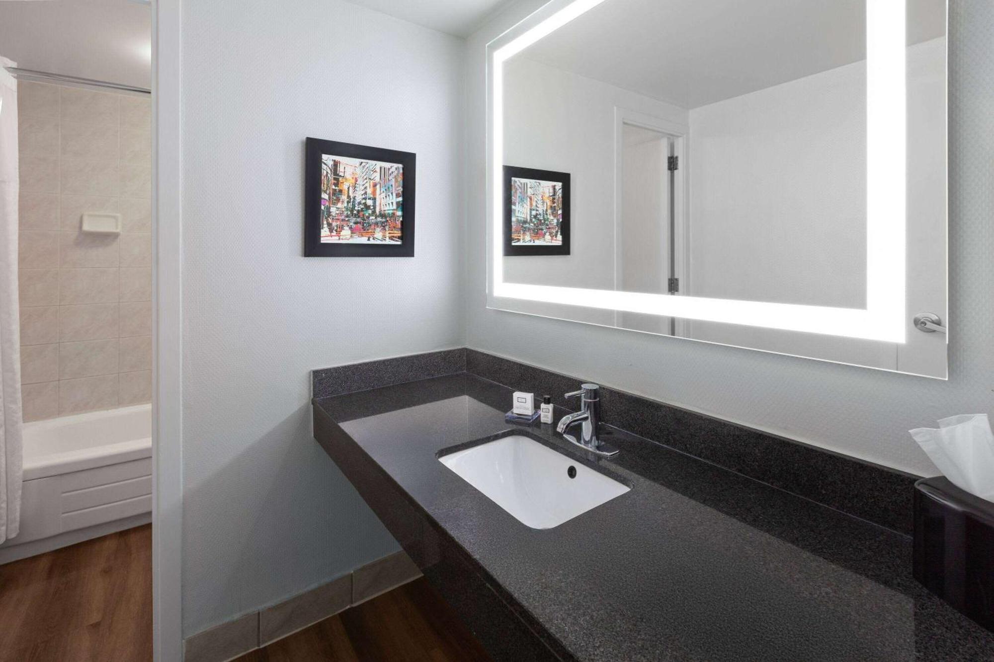 Wyndham Garden Norfolk Downtown Hotel Bagian luar foto
