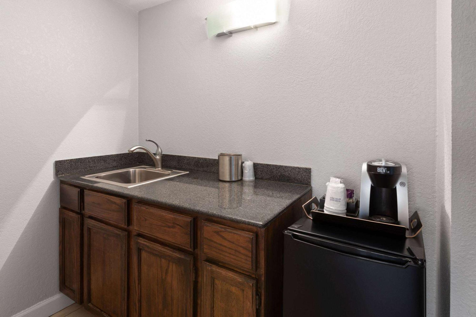 Wyndham Garden Norfolk Downtown Hotel Bagian luar foto