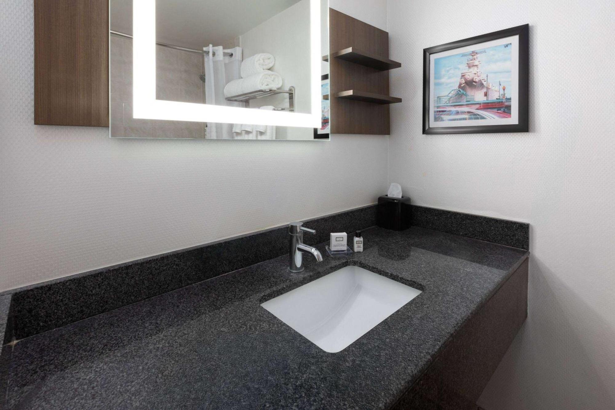 Wyndham Garden Norfolk Downtown Hotel Bagian luar foto