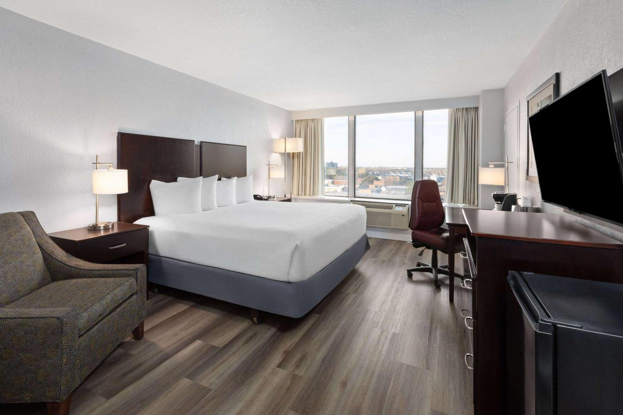 Wyndham Garden Norfolk Downtown Hotel Bagian luar foto