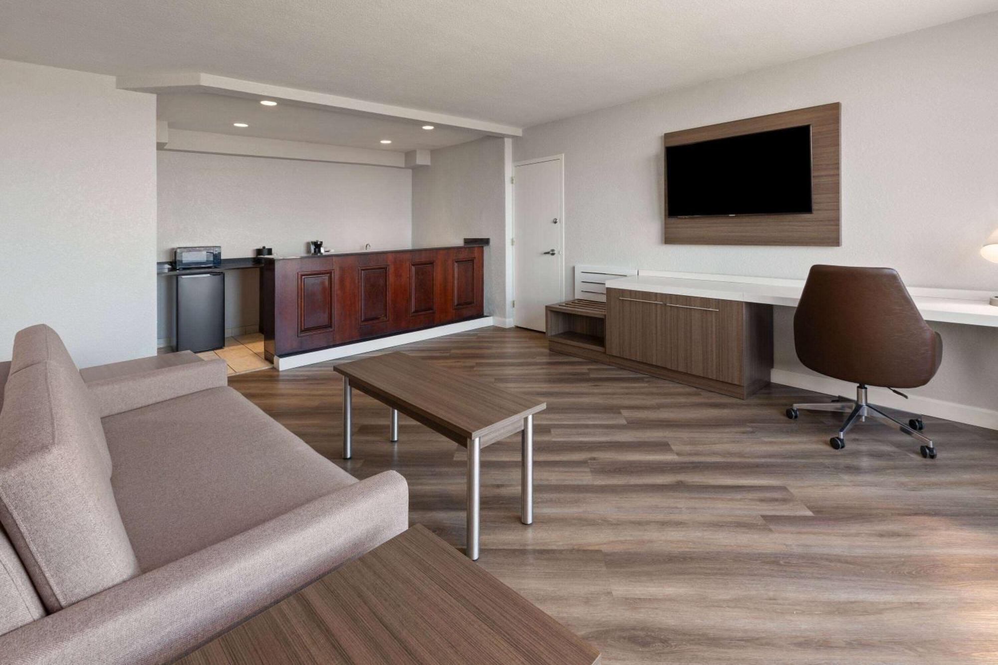 Wyndham Garden Norfolk Downtown Hotel Bagian luar foto