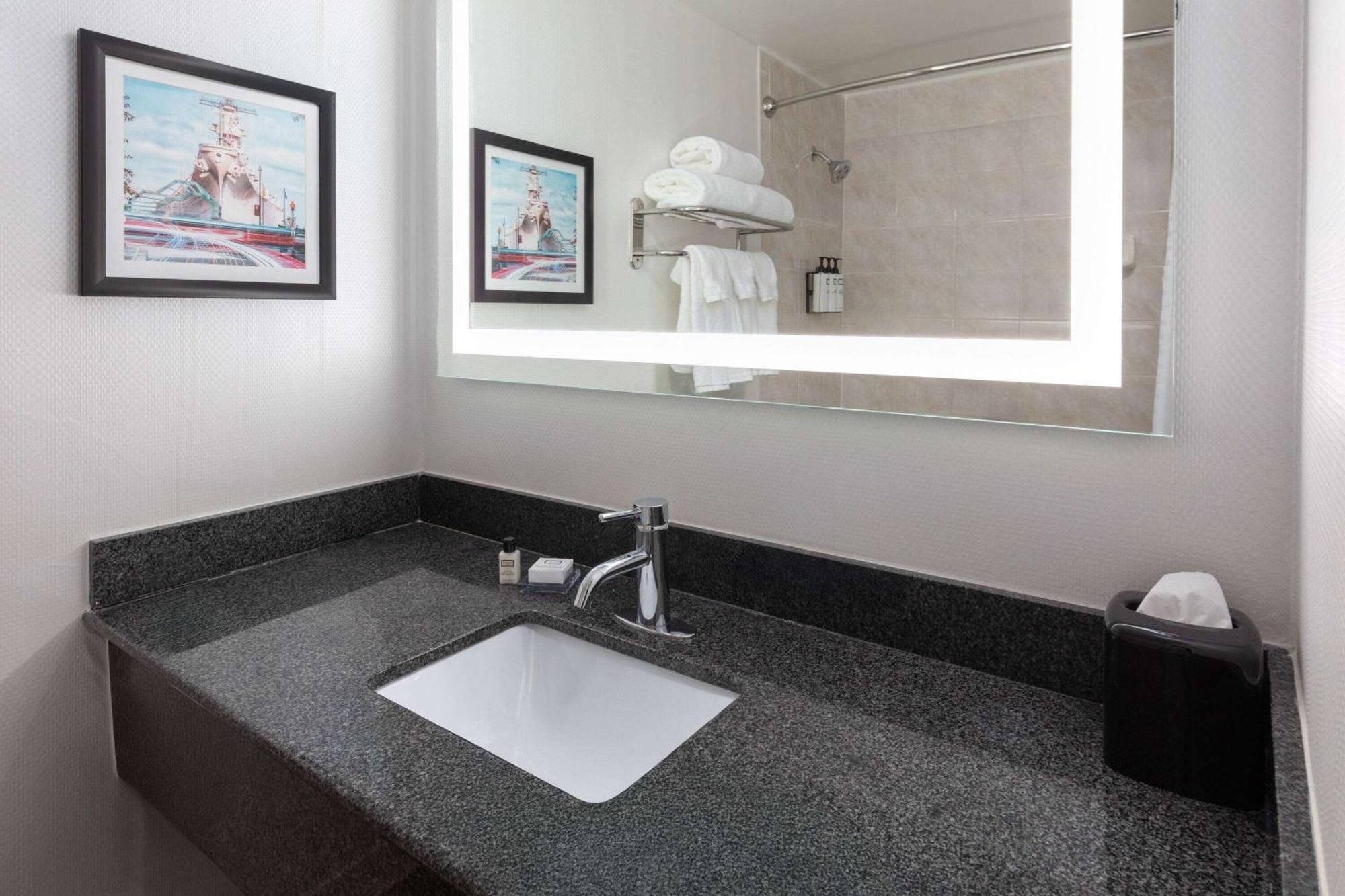 Wyndham Garden Norfolk Downtown Hotel Bagian luar foto