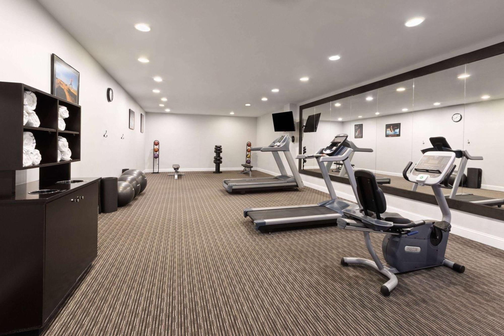 Wyndham Garden Norfolk Downtown Hotel Bagian luar foto