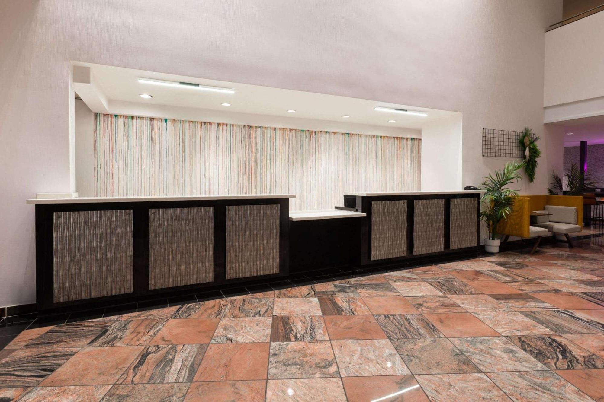Wyndham Garden Norfolk Downtown Hotel Bagian luar foto